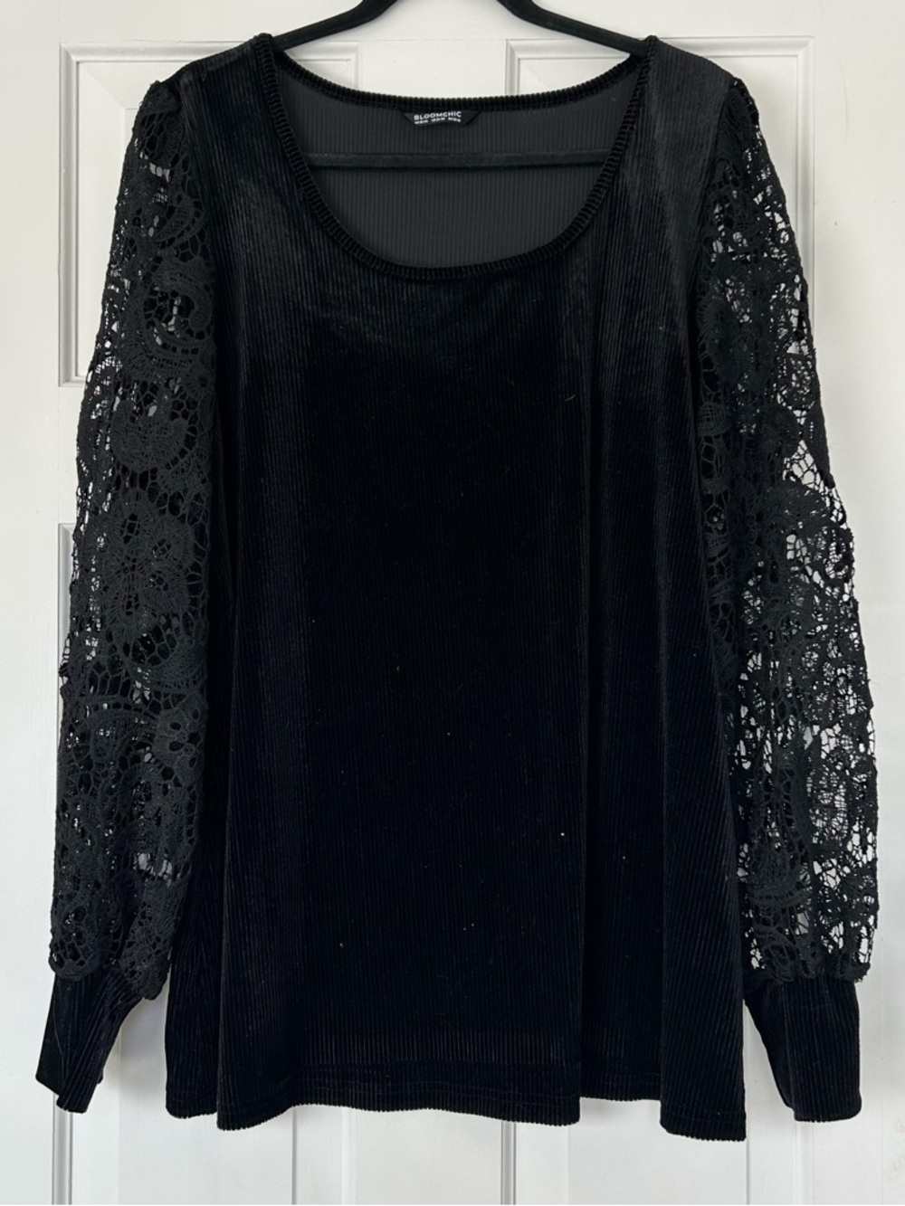 Black Lace-Sleeve Velvet WorkTop - Women